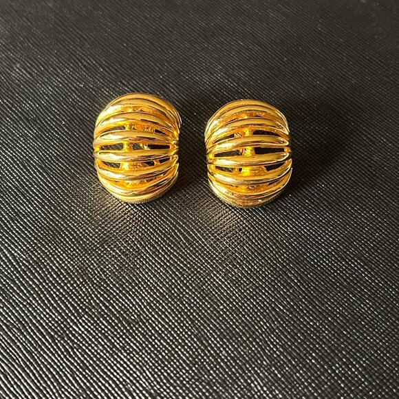 Vintage MONET Gold Tone Clip On Earrings - Picture 2 of 10